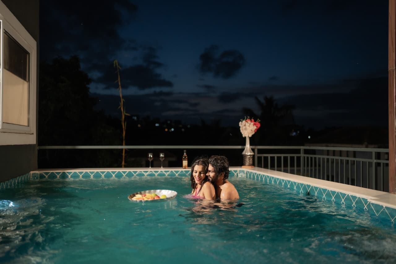 Villa15 poolside image 2